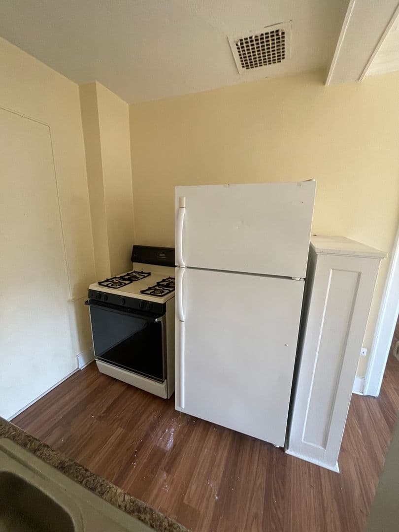 Rockford Apartment: 529 N Main St