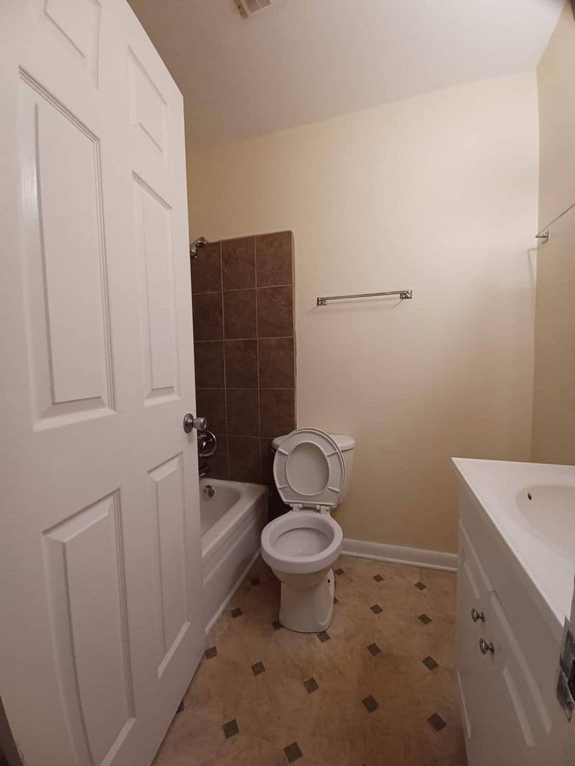 Rockford Apartment: 1116 Irving Ave