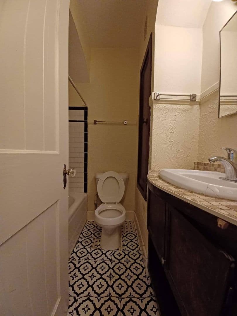 Rockford Apartment: 912 Haskell Ave