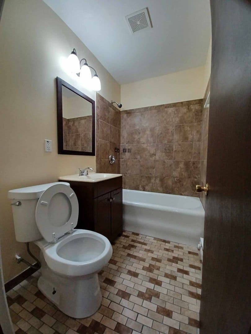 Rockford Apartment: 2422-24 Benderwirt Ave