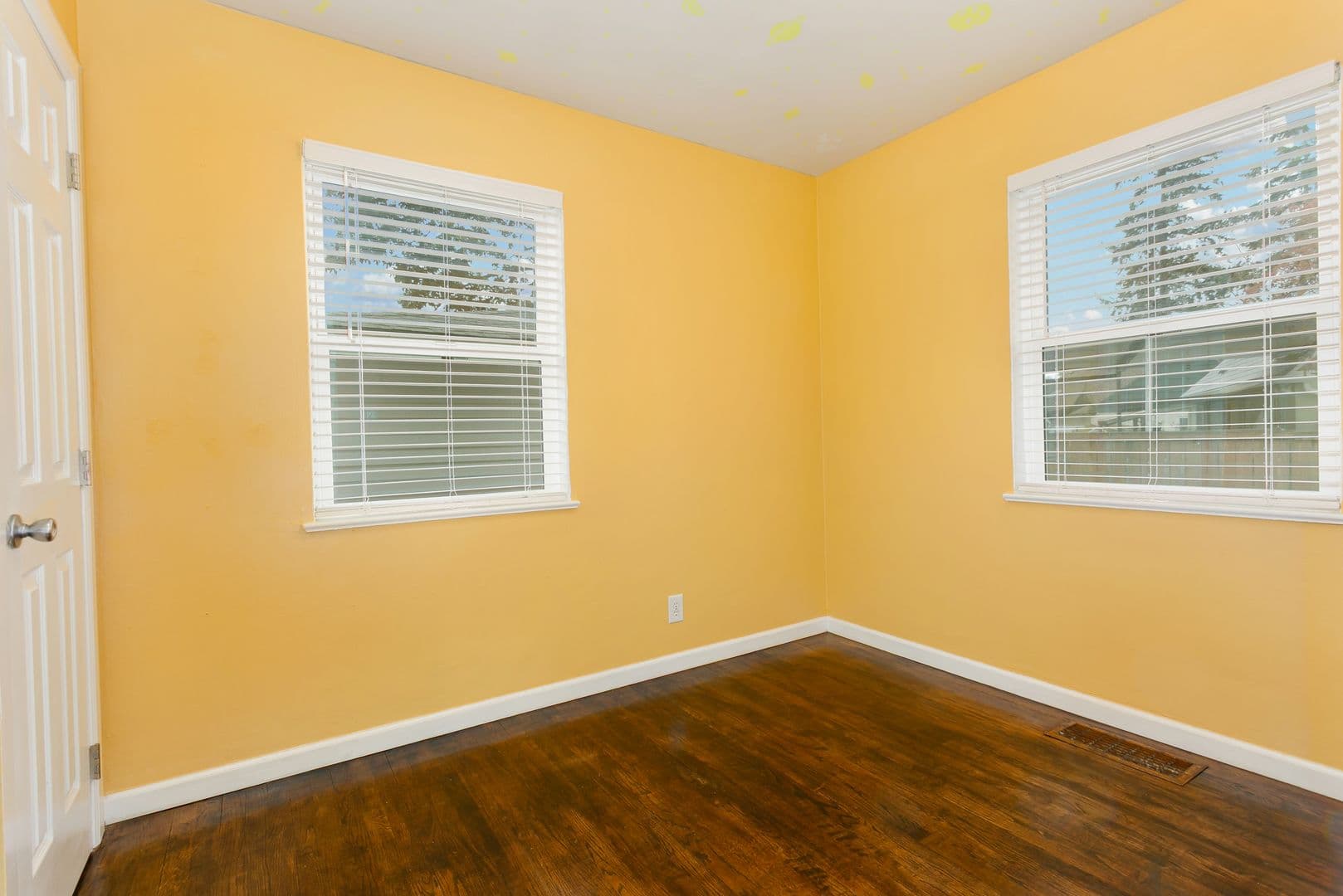 Lakewood House: 9640 Bridgeport Way SW