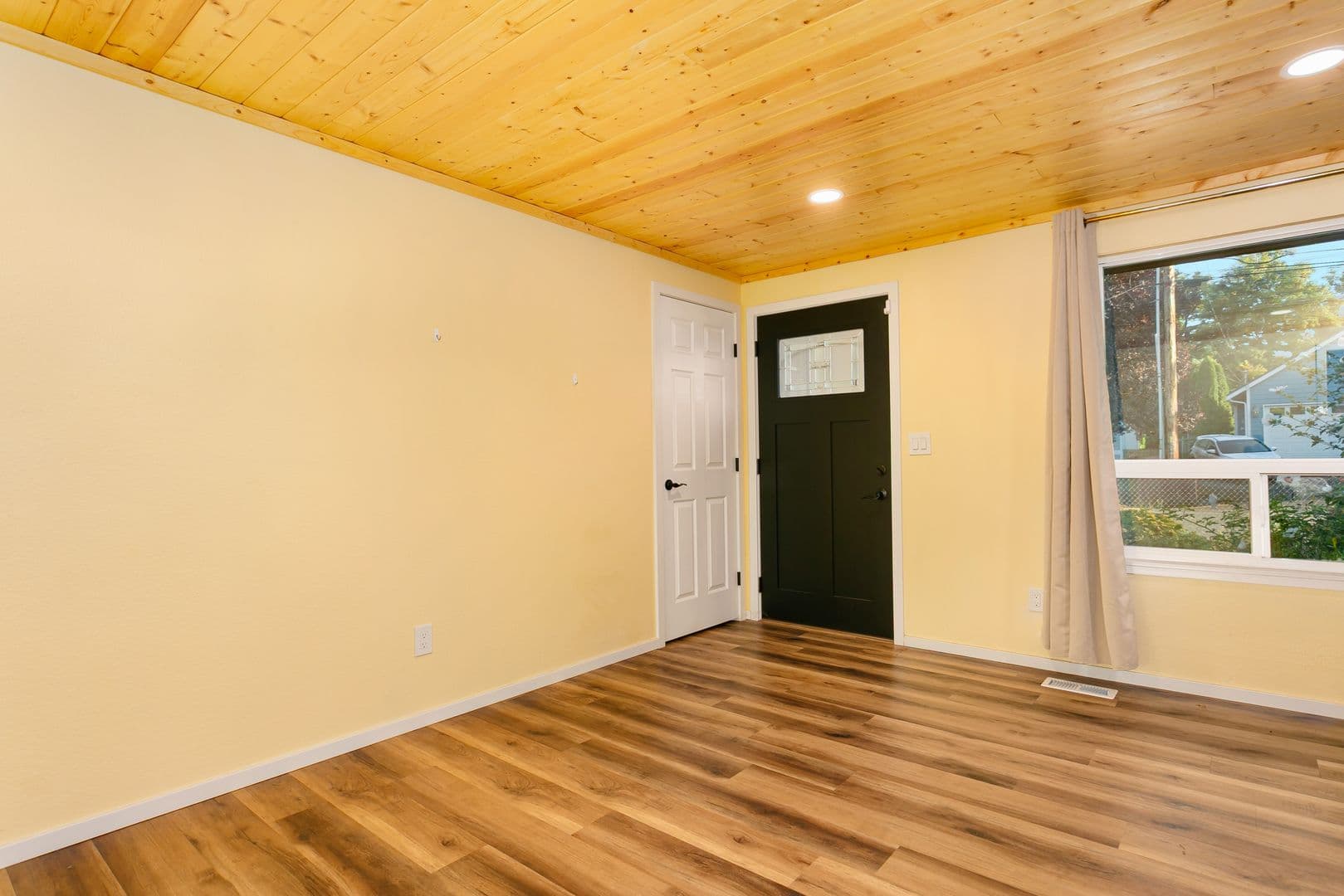 Tacoma Apartment: 863 98th St