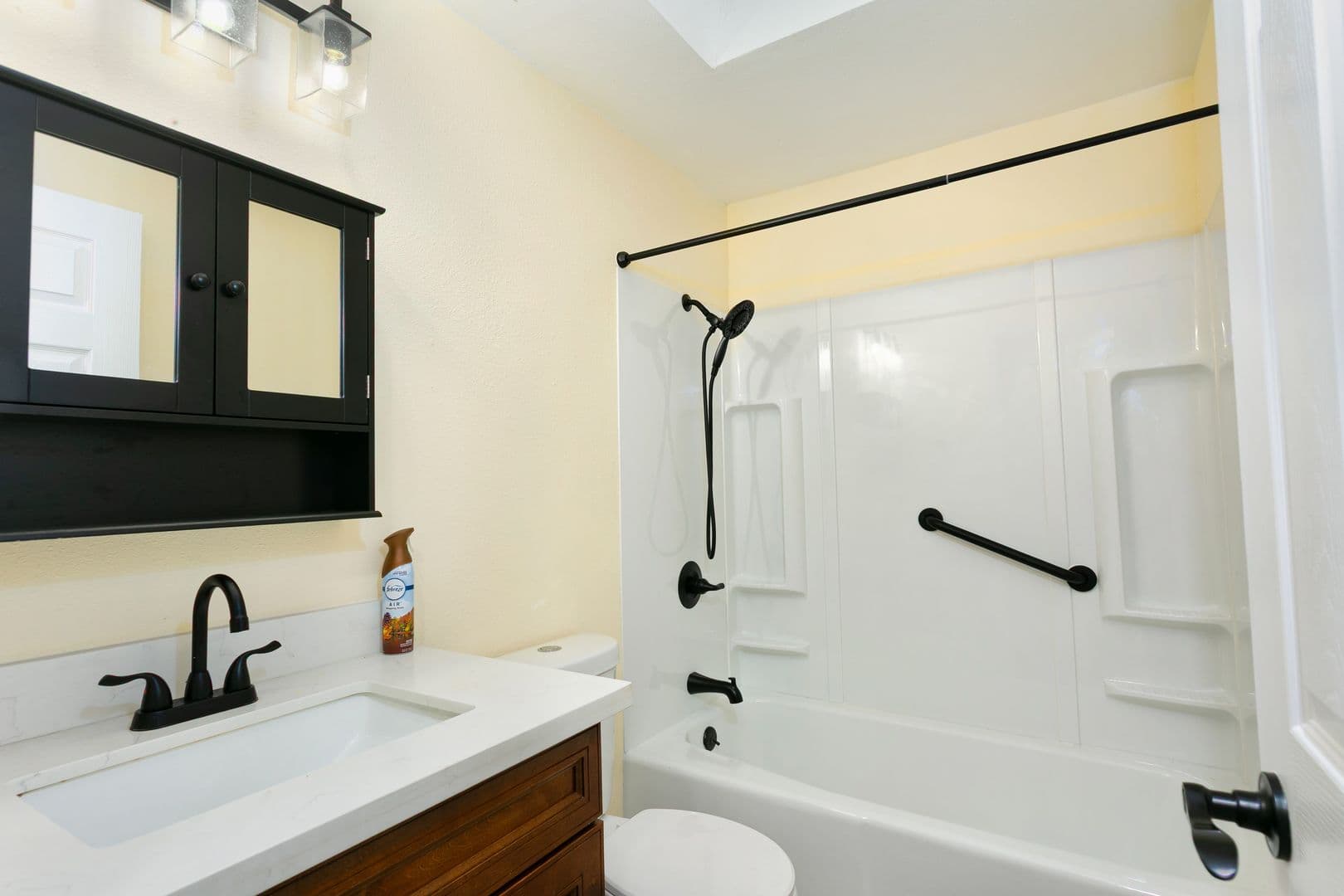 Tacoma Apartment: 863 98th St