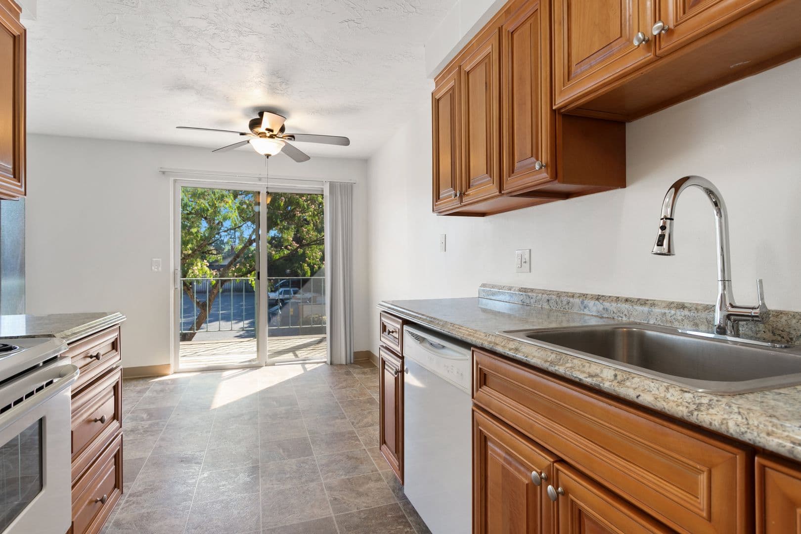 Portland Apartment: 1021 SE 122nd Ave