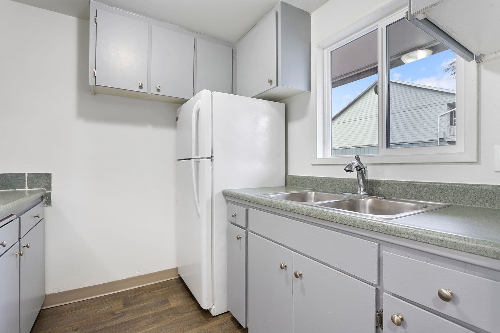 Portland Apartment: 12430 NE Glisan Street