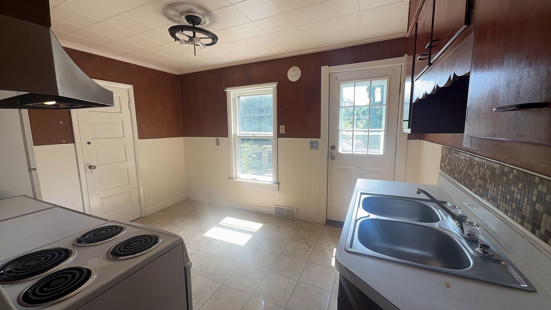 Toledo Apartment: 1027 Eleanor St