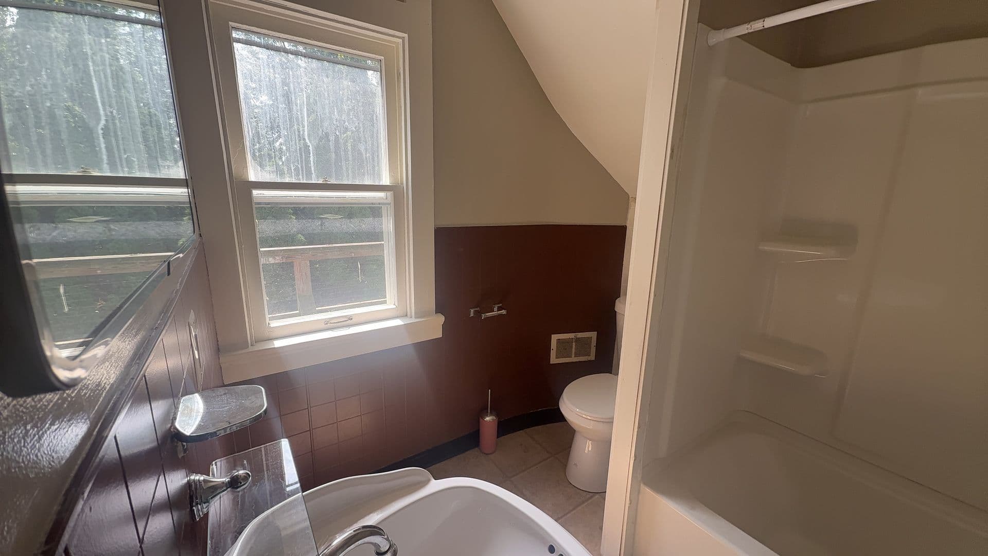 Toledo Apartment: 1027 Eleanor St