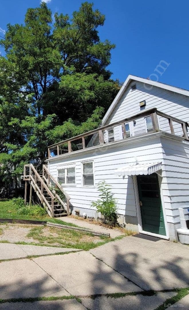 Toledo Apartment: 1027 Eleanor St