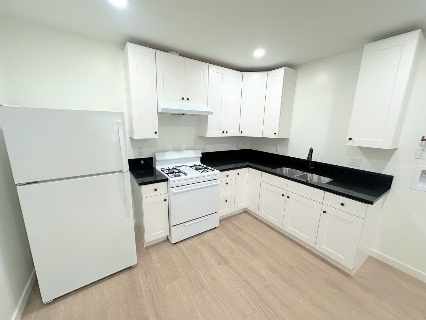 Los Angeles Apartment: 244 1/2 E 97th St - 244 1/2