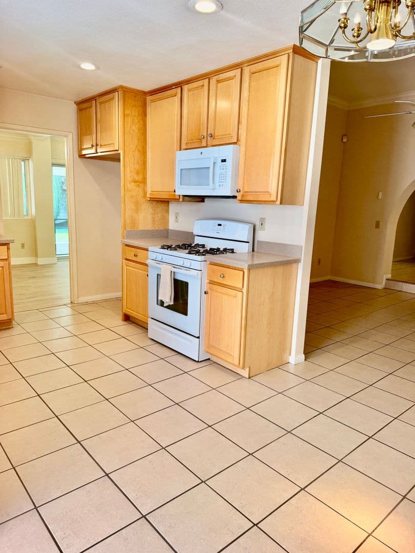 Newbury Park House: 228 Eagle View Place