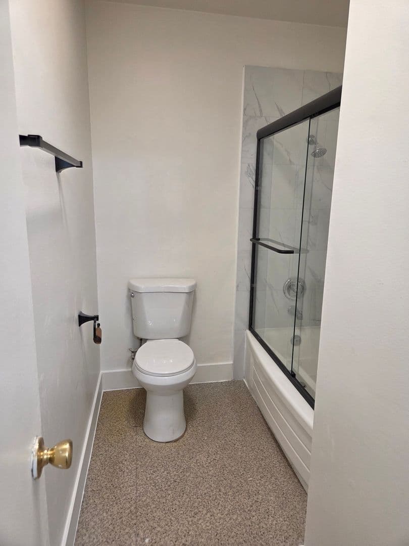 Van Nuys Apartment: 6416 Woodley Ave.