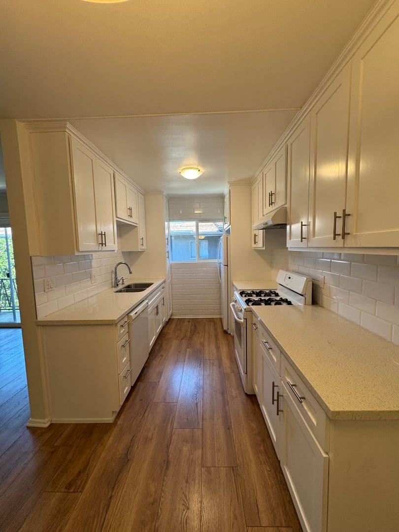 Los Angeles Apartment: 642 N. Hayworth Ave.