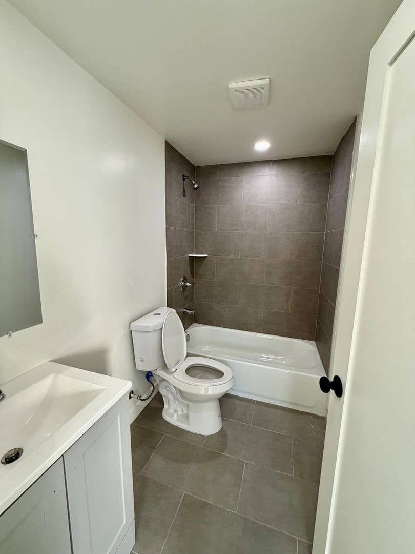 Los Angeles House: 845 1/2 W 76th St