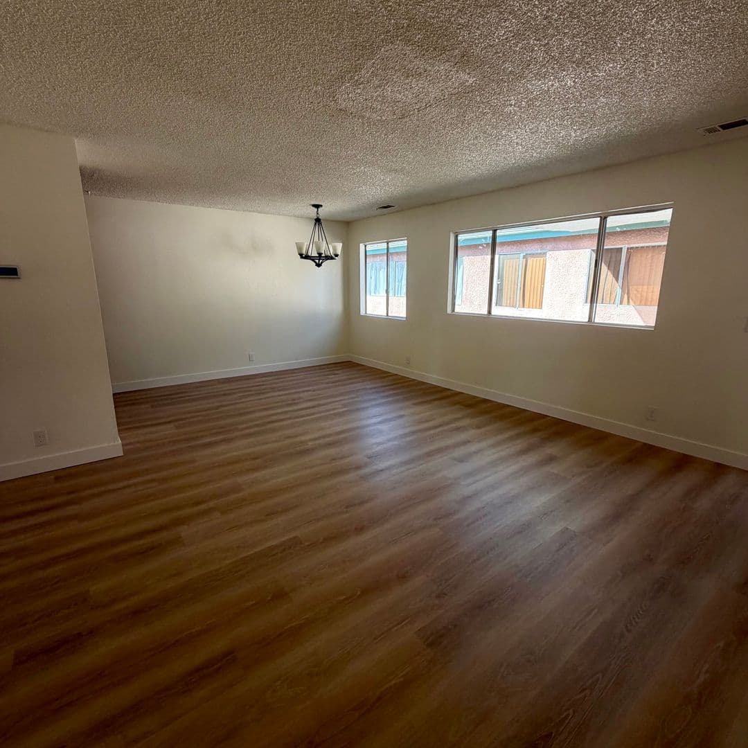 Reseda Apartment: 7538 Calvin Ave