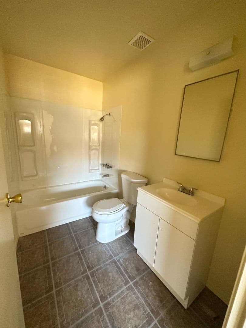 El Centro Apartment: 1678 Scott Ave.