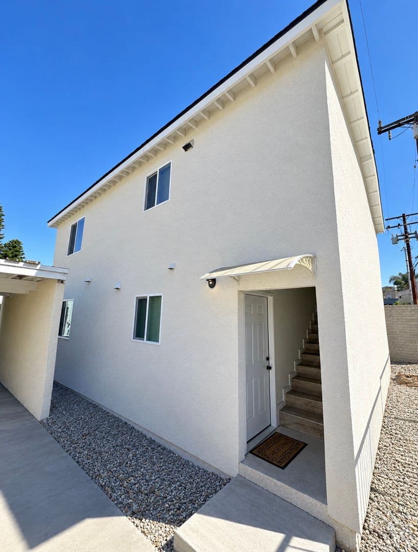 Los Angeles Apartment: 1412 1/2 N Hazard Ave