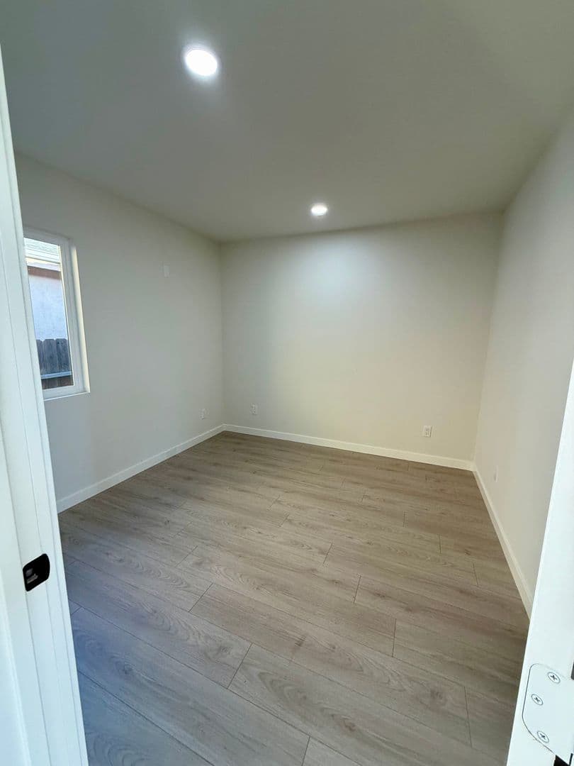 Los Angeles House: 845 1/2 W 76th St