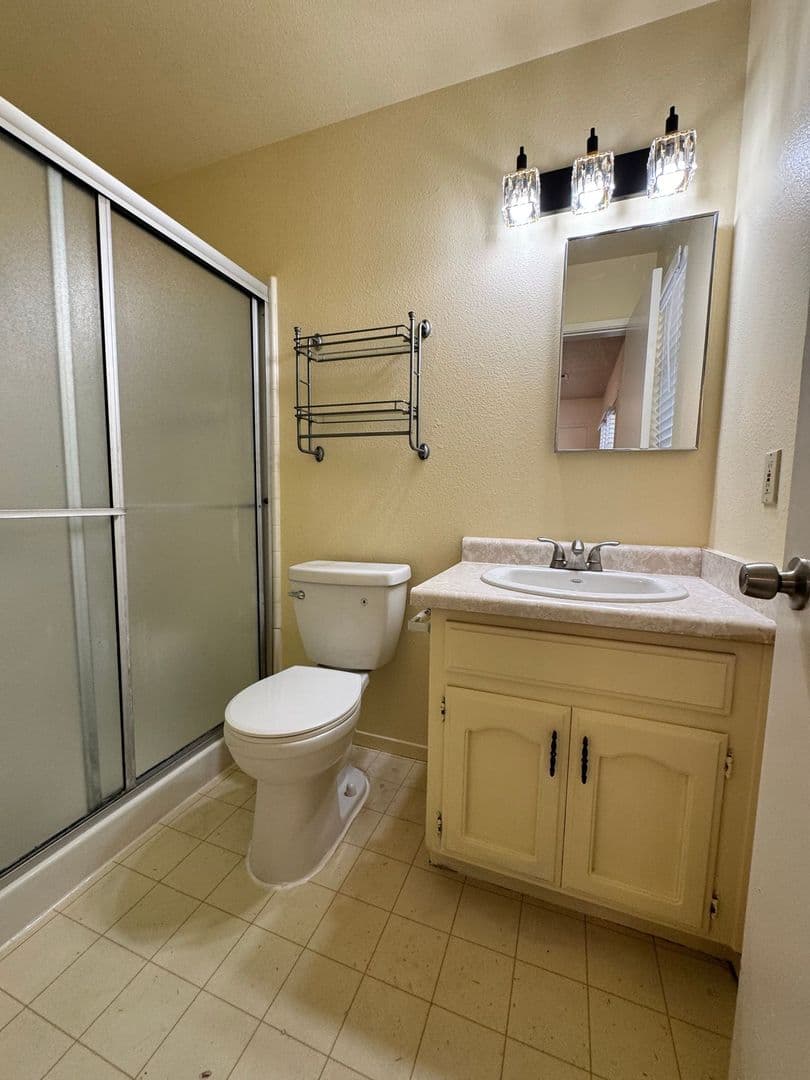 Tehachapi House: 22308 McCarthy Dr.