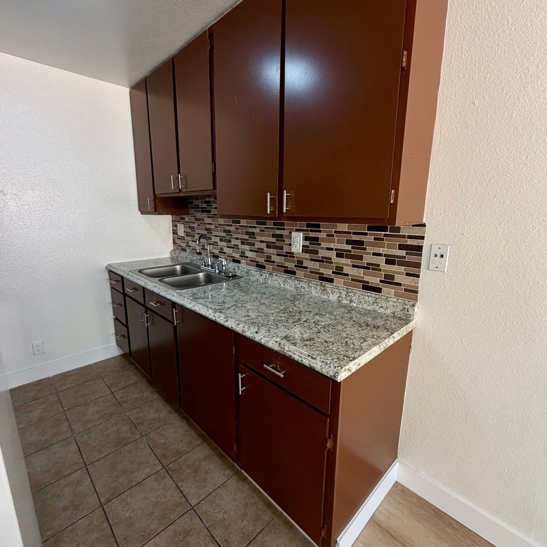 Reseda Apartment: 7538 Calvin Ave