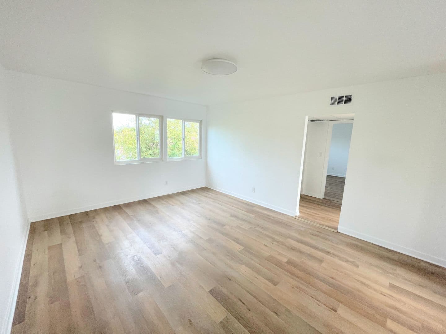 Los Angeles Apartment: 5347 Blackwelder Street