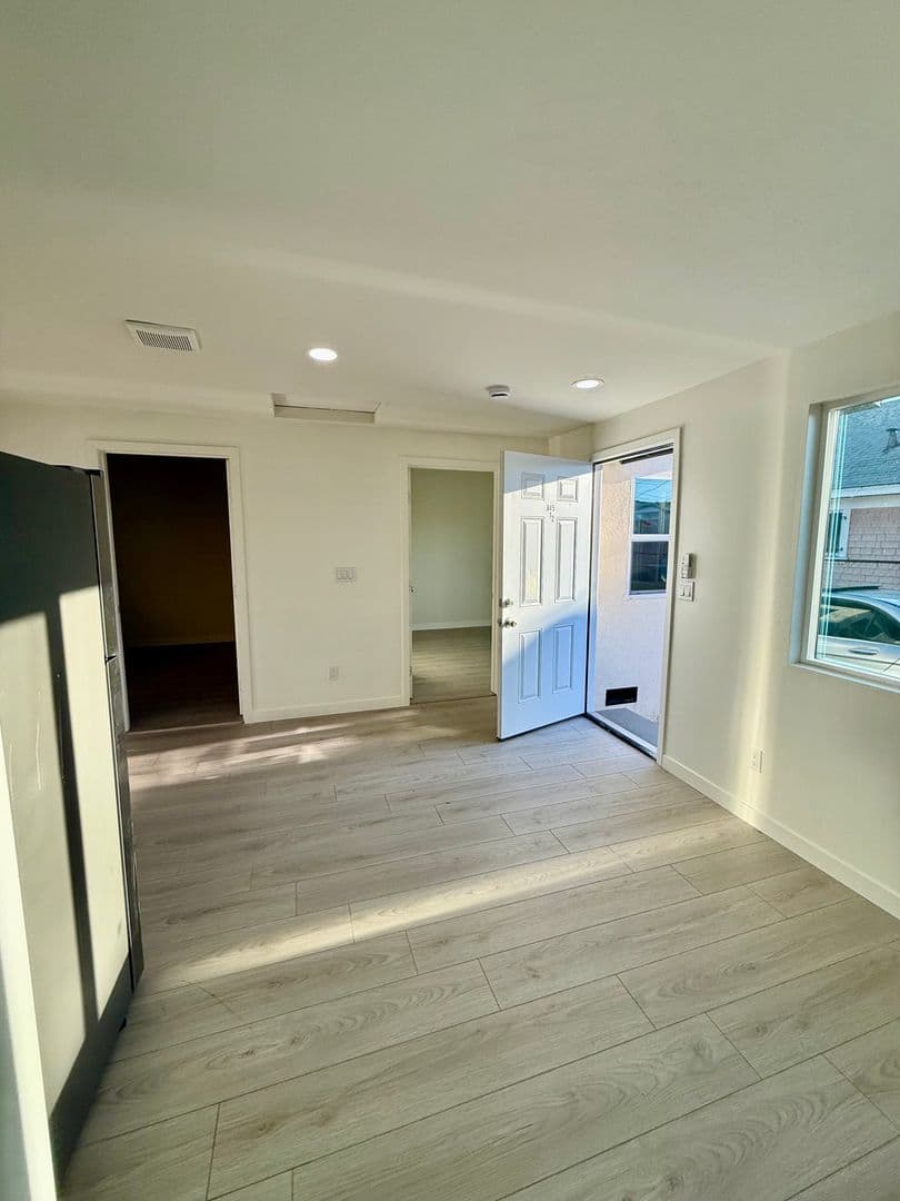 Los Angeles House: 845 1/2 W 76th St