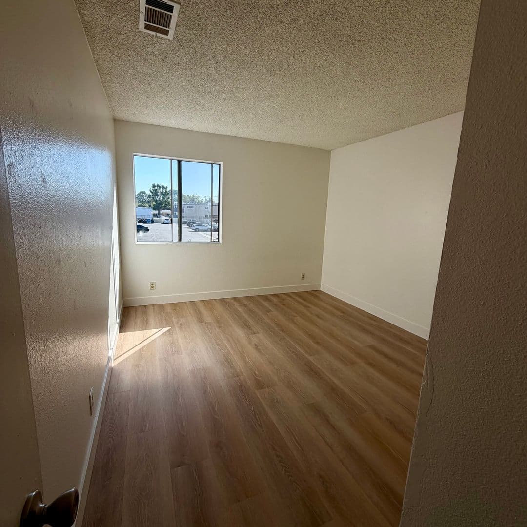 Reseda Apartment: 7538 Calvin Ave