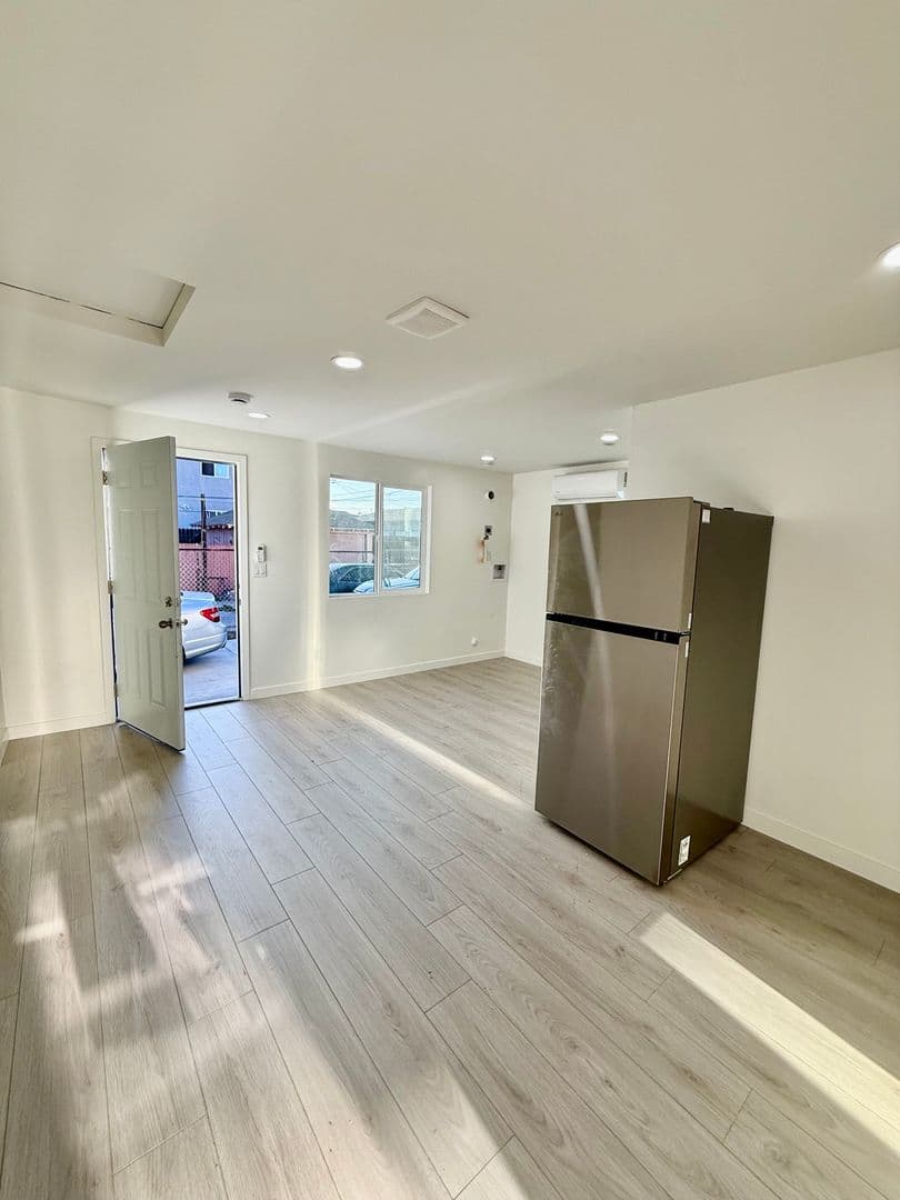 Los Angeles House: 845 1/2 W 76th St