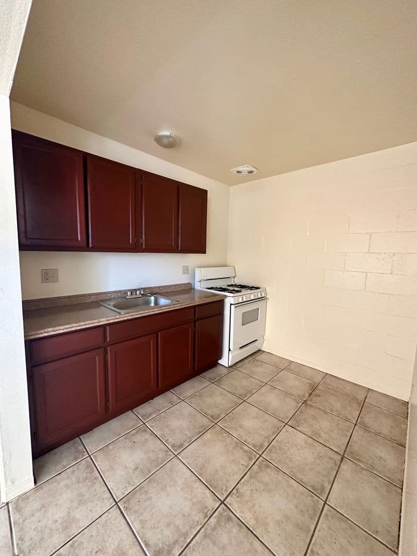 El Centro Apartment: 1678 Scott Ave.