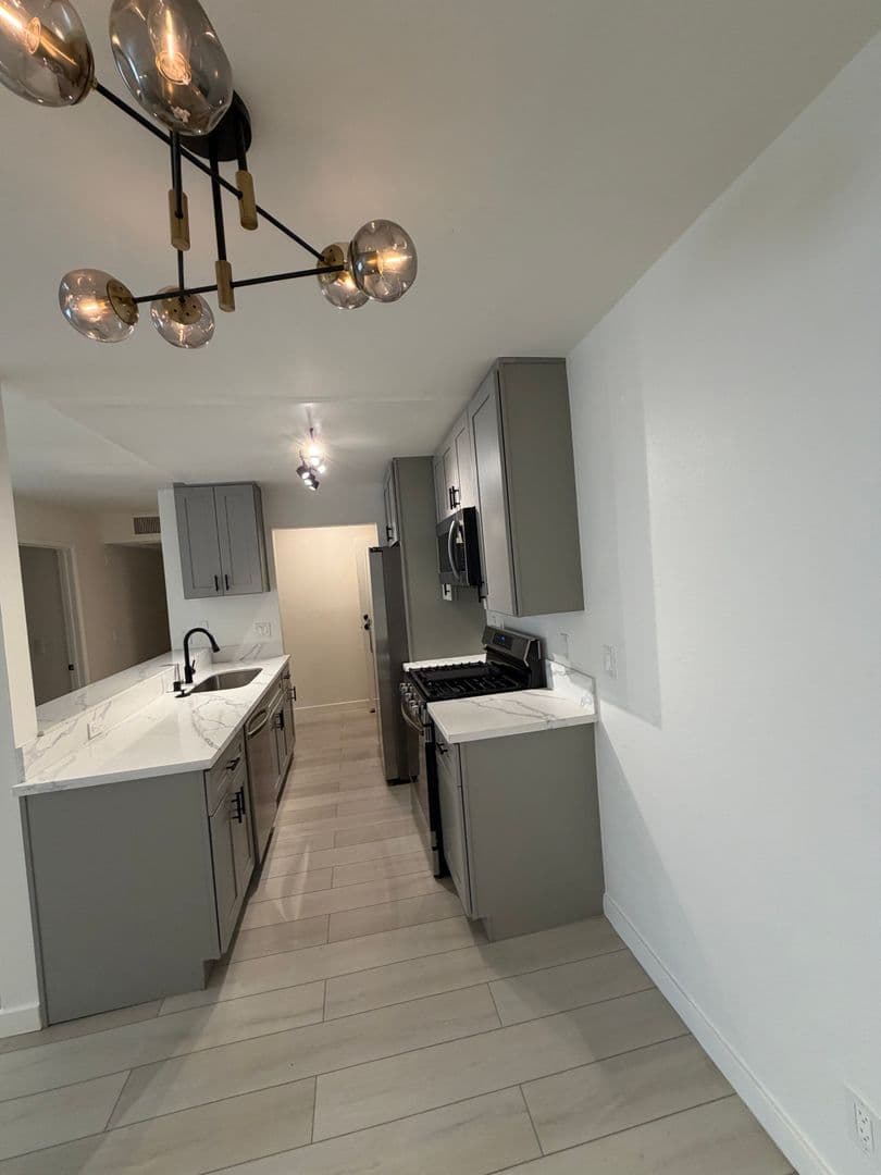 Van Nuys Apartment: 13925 Sherman Way