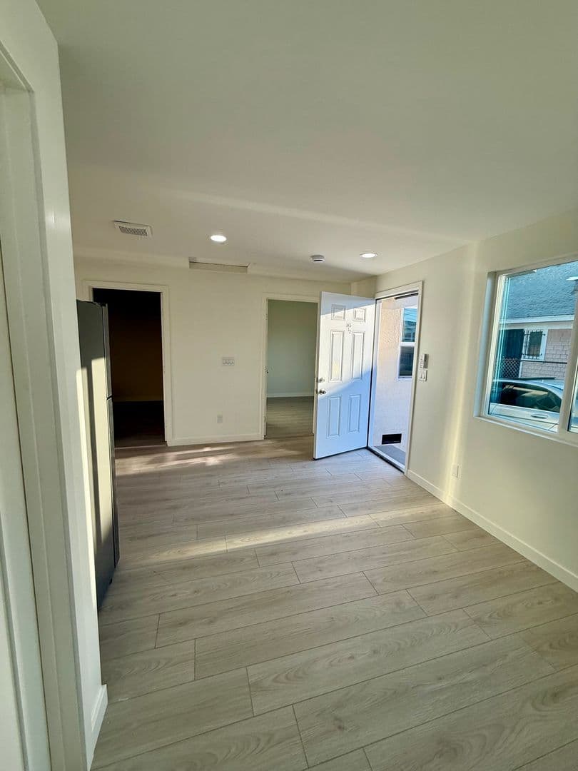 Los Angeles House: 845 1/2 W 76th St