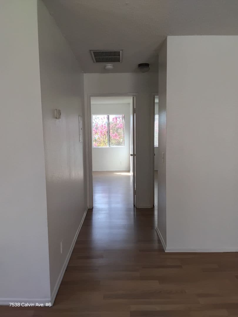 Reseda Apartment: 7538 Calvin Ave