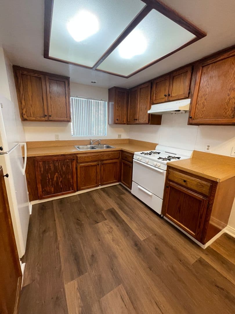 Anaheim Apartment: 301 E. Mills Dr.