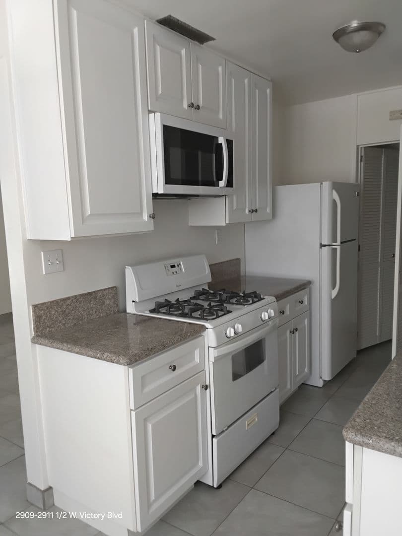 Burbank Apartment: 2909 W. Victory Blvd .