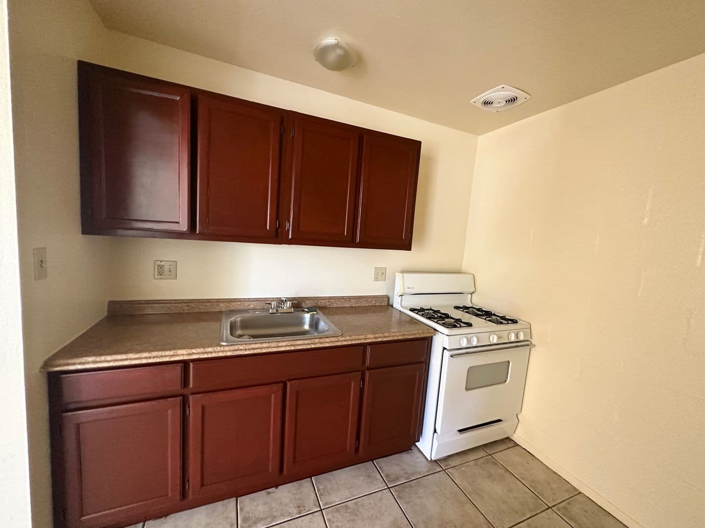 El Centro Apartment: 1678 Scott Ave.