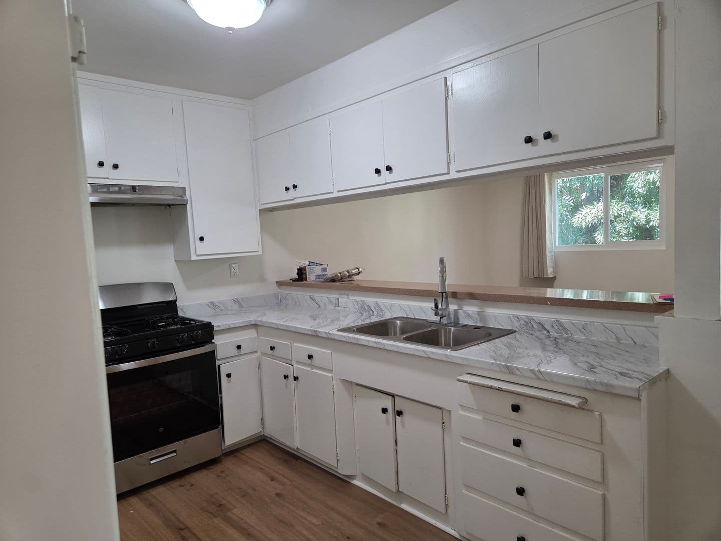 Van Nuys Apartment: 6416 Woodley Ave.