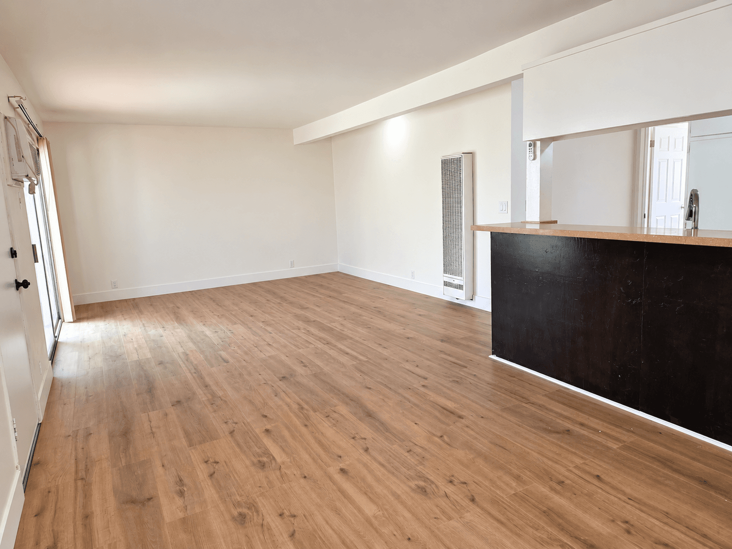 Van Nuys Apartment: 6416 Woodley Ave.