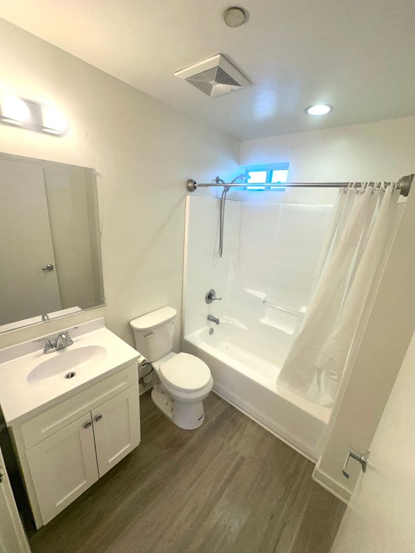 Los Angeles Apartment: 6808 S Hoover St.