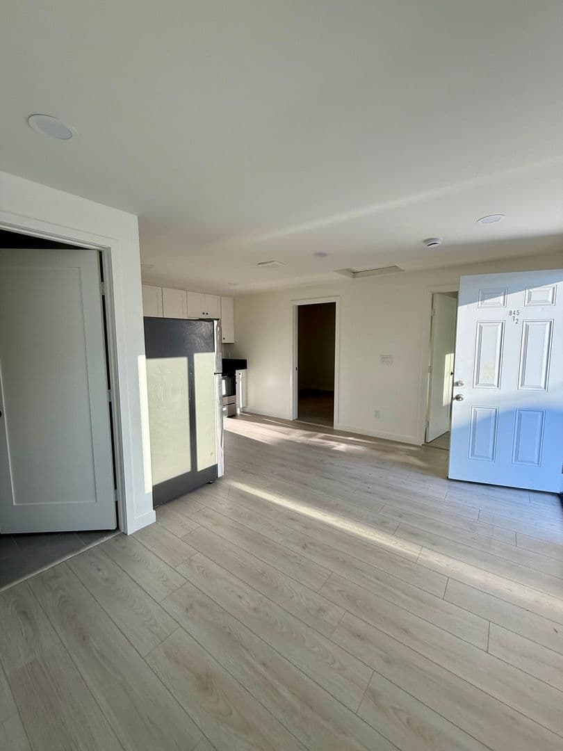 Los Angeles House: 845 1/2 W 76th St