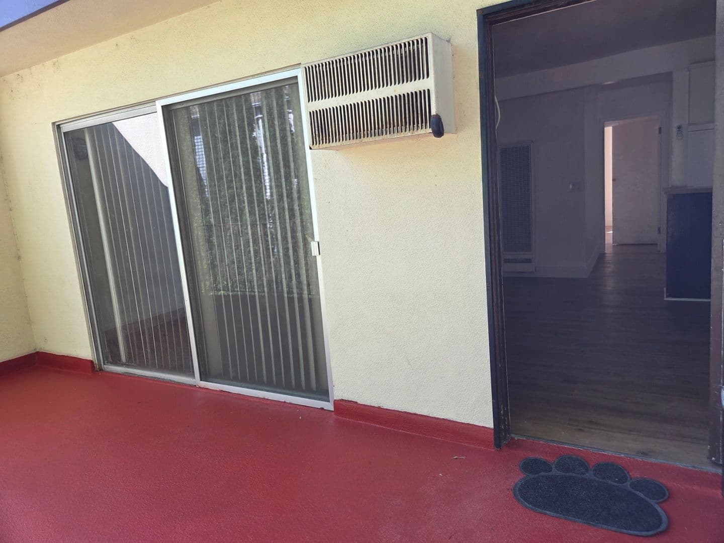 Van Nuys Apartment: 6416 Woodley Ave.