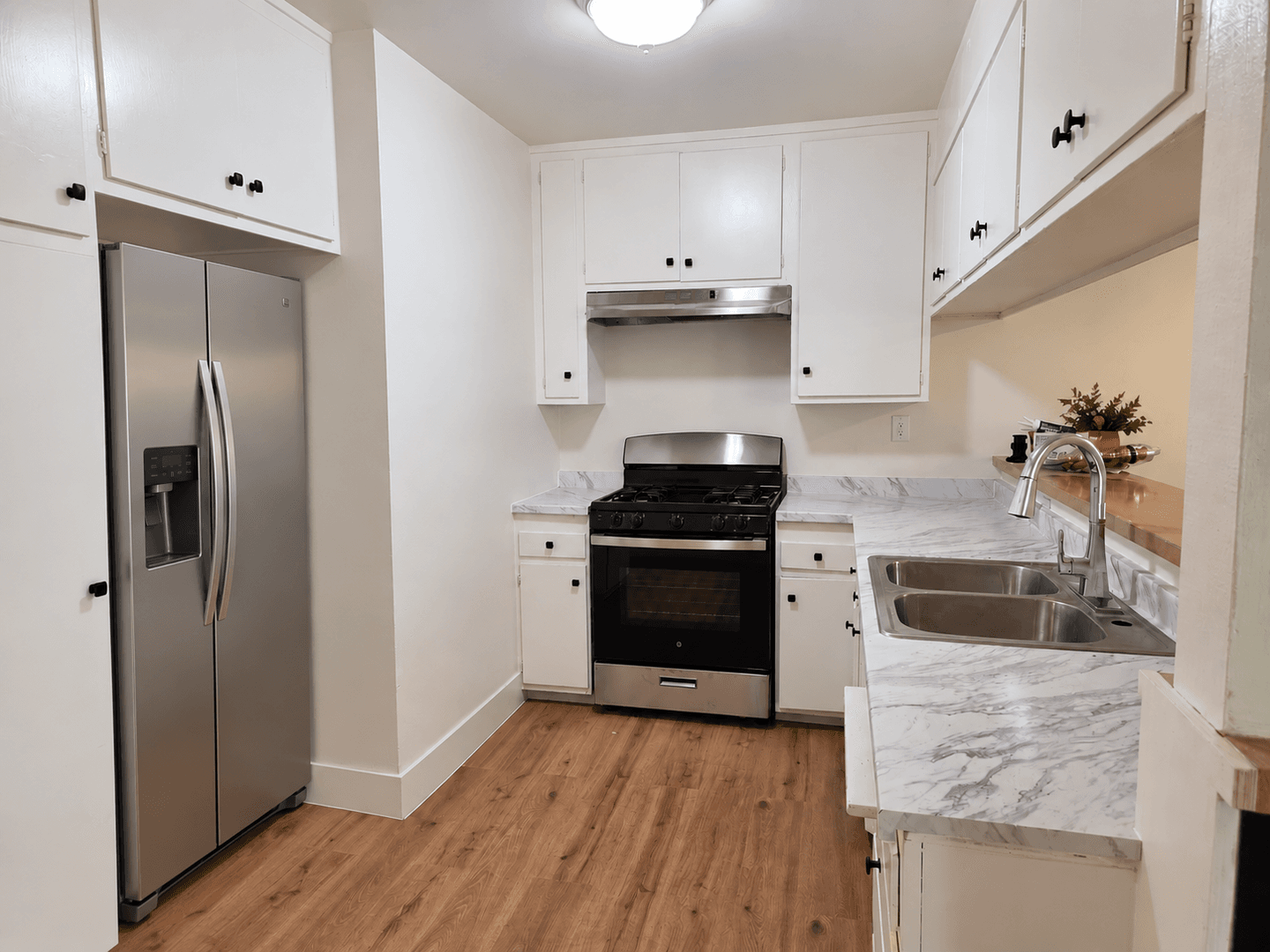 Van Nuys Apartment: 6416 Woodley Ave.