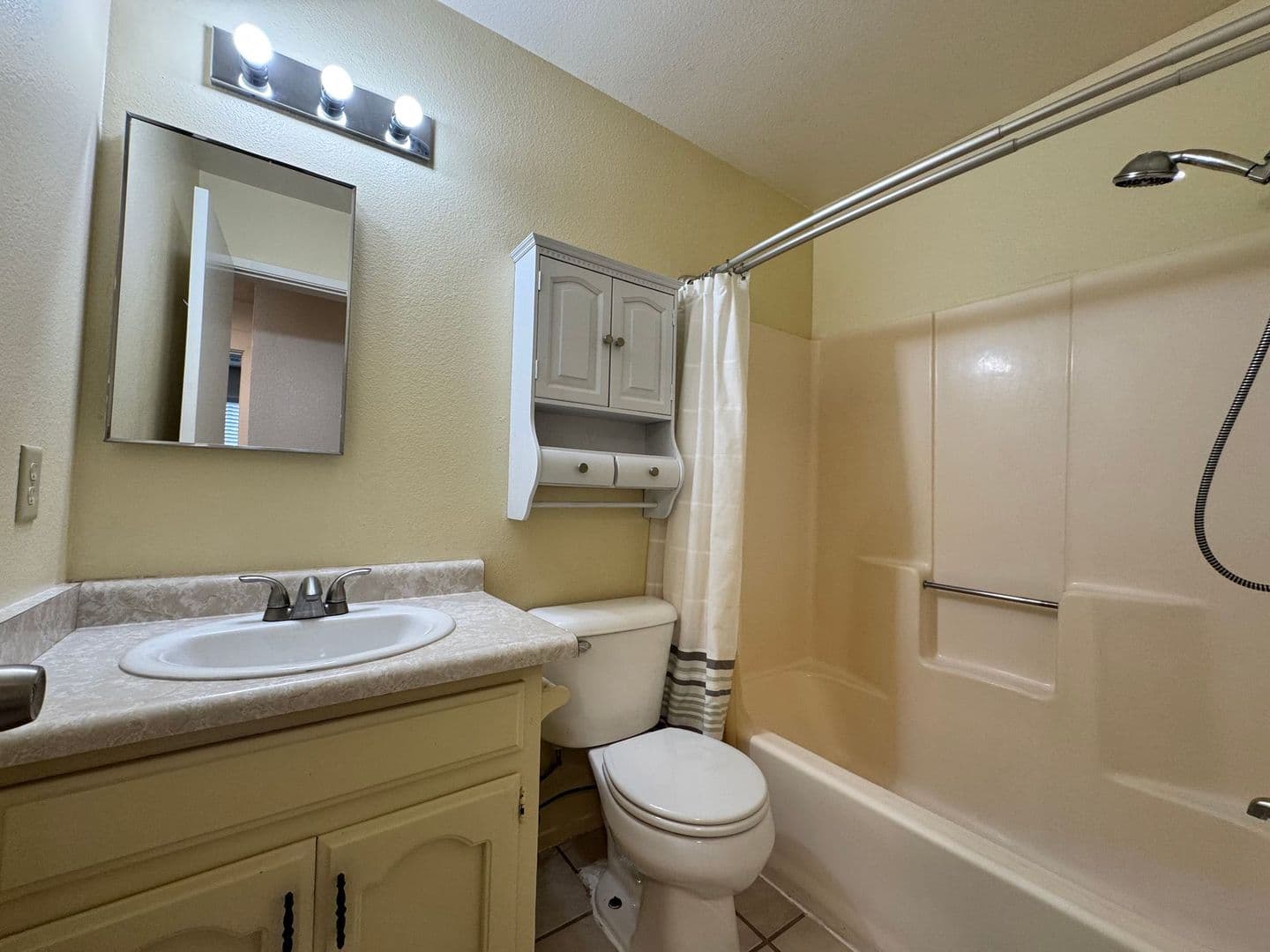 Tehachapi House: 22308 McCarthy Dr.