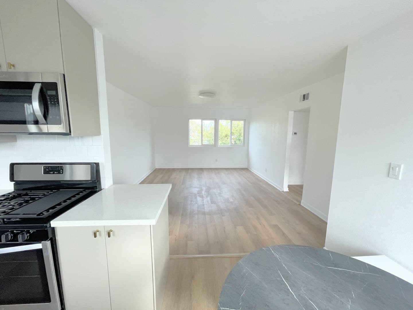Los Angeles Apartment: 5347 Blackwelder Street
