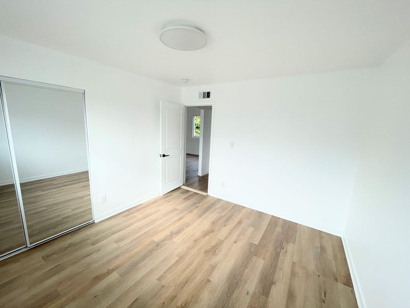 Los Angeles Apartment: 5347 Blackwelder Street