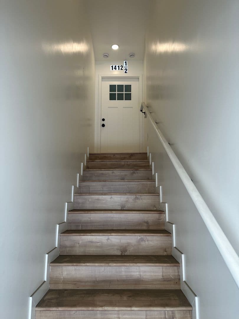 Los Angeles Apartment: 1412 1/2 N Hazard Ave