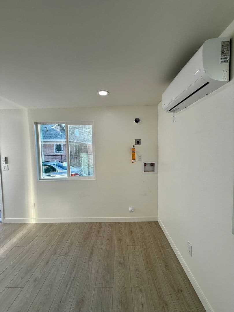 Los Angeles House: 845 1/2 W 76th St