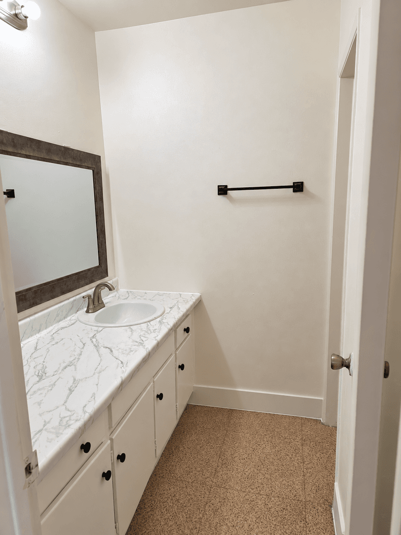 Van Nuys Apartment: 6416 Woodley Ave.