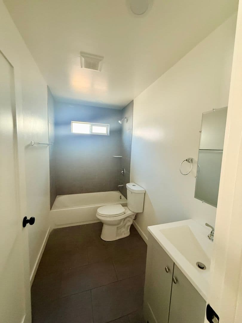 Los Angeles House: 5840 Denver Ave  - 5840