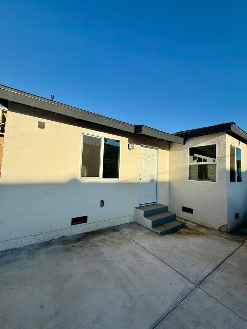 Los Angeles House: 845 1/2 W 76th St