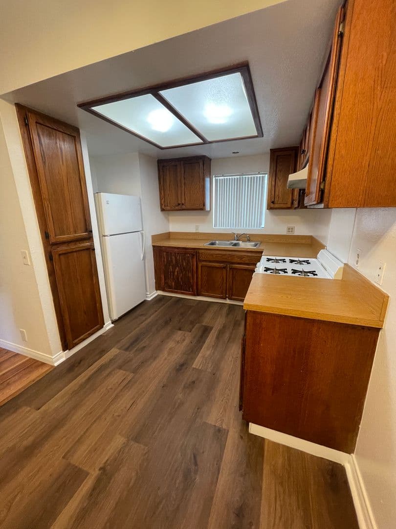 Anaheim Apartment: 301 E. Mills Dr.