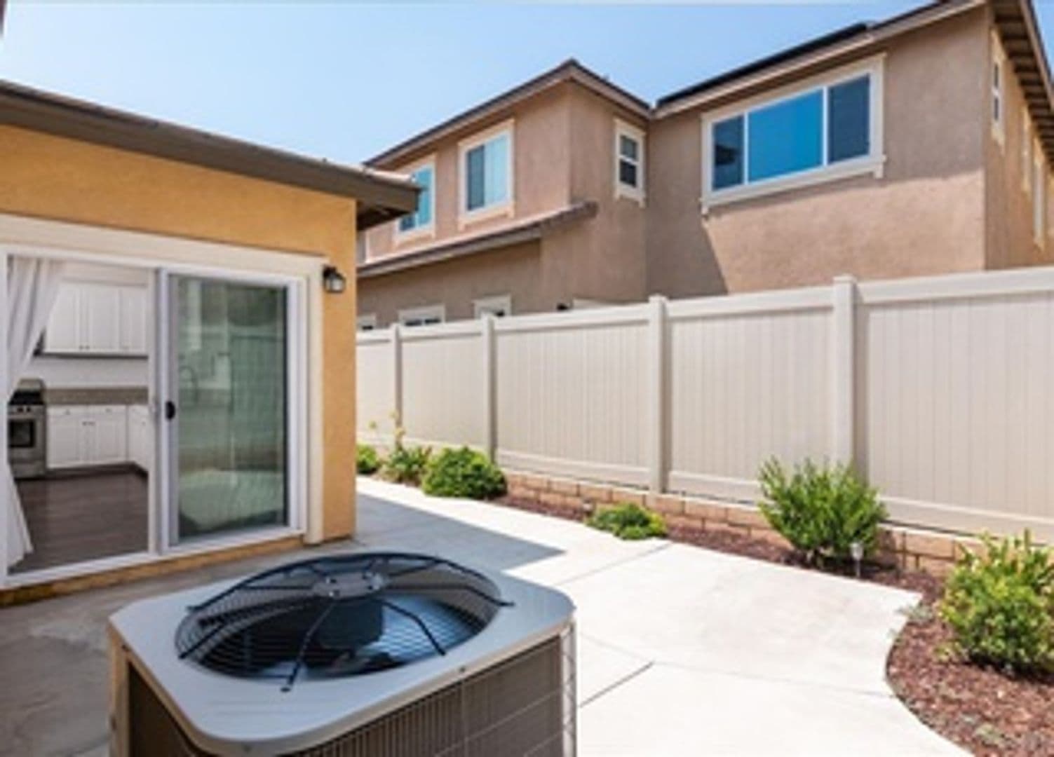 Fallbrook Townhome: 264 Oberlander Way